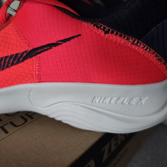 NEW Men's Nike Flex Experience In Bright Crimson Running Shoe ~ Size 10 - Picture 4 of 7